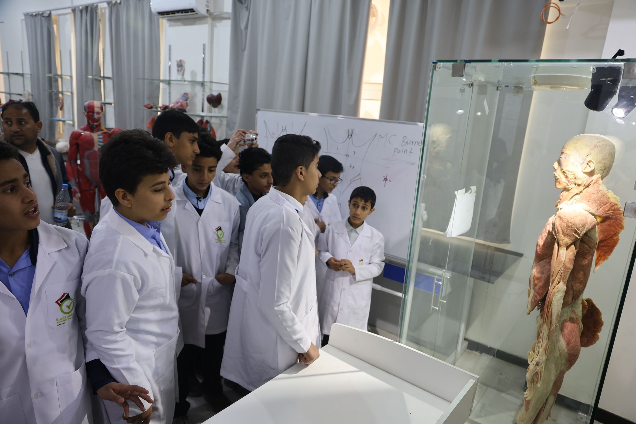 جامعة الرشيد الذكية تستضيف طلاب مدارس القيم الأهلية في زيارة علمية ...