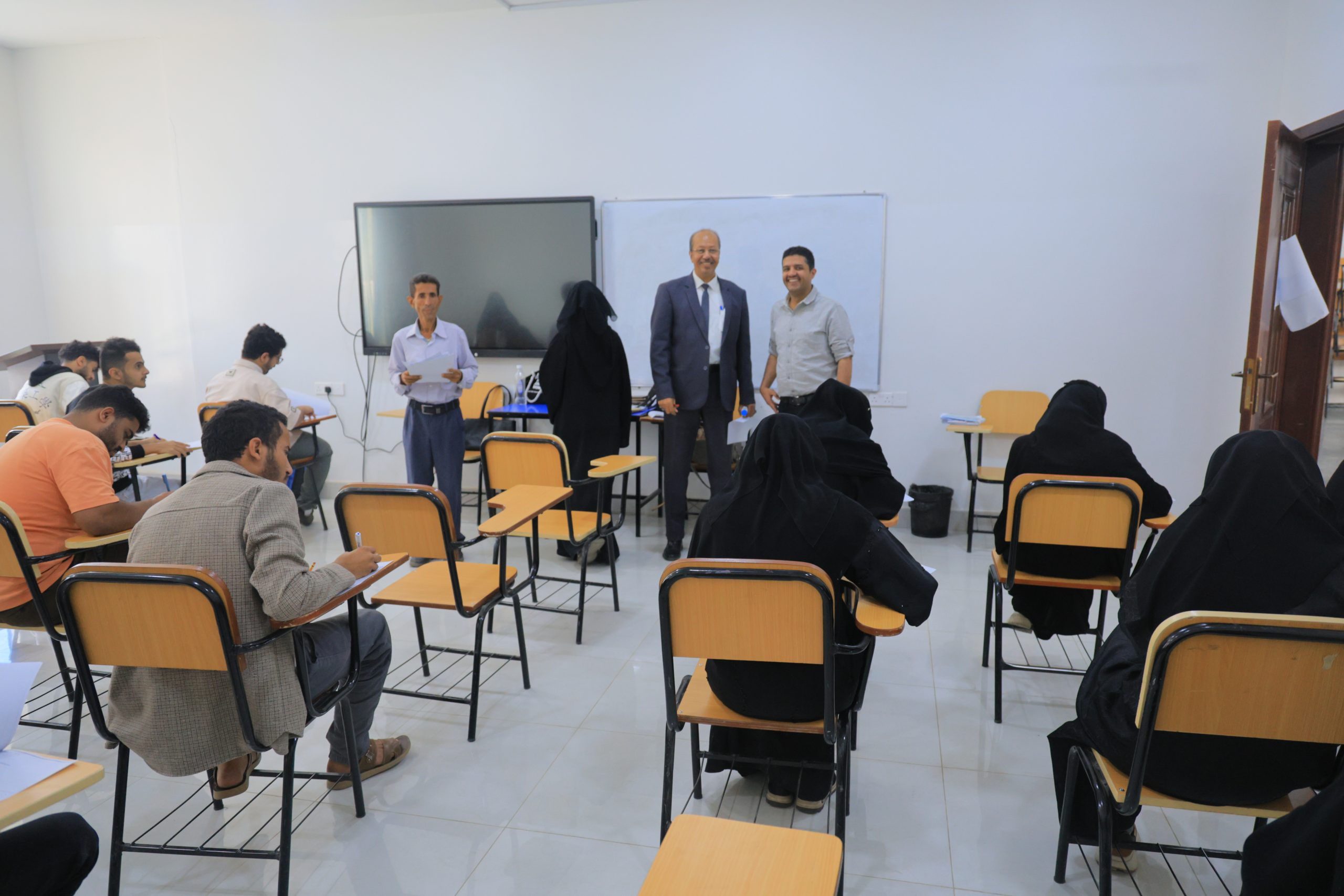 Rasheed Uni جامعة الرشيد الذكية تدشن اختبارات الفصل الأول للعام الجامعي 1447هـ وسط ...