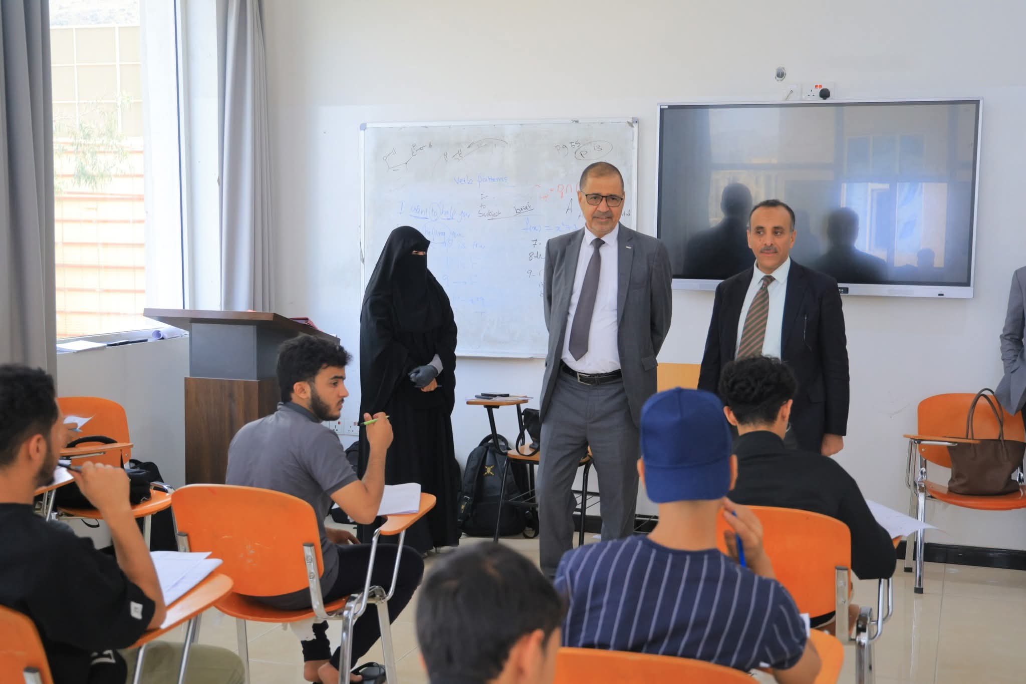 رئيس جامعة الرشيد الذكية يتفقد سير اختبارات الفصل الأول ويشيد بالجاهزية ...